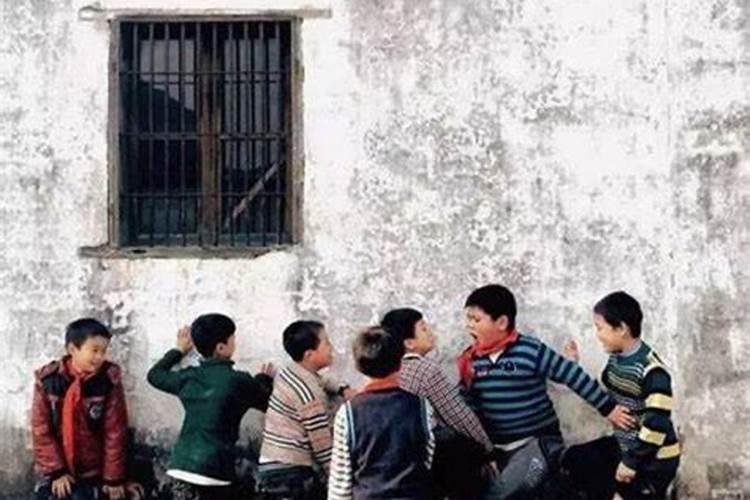 梦见跟小学同学一起玩很开心