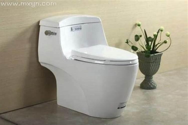 梦见马桶堵了水溢出来还有屎