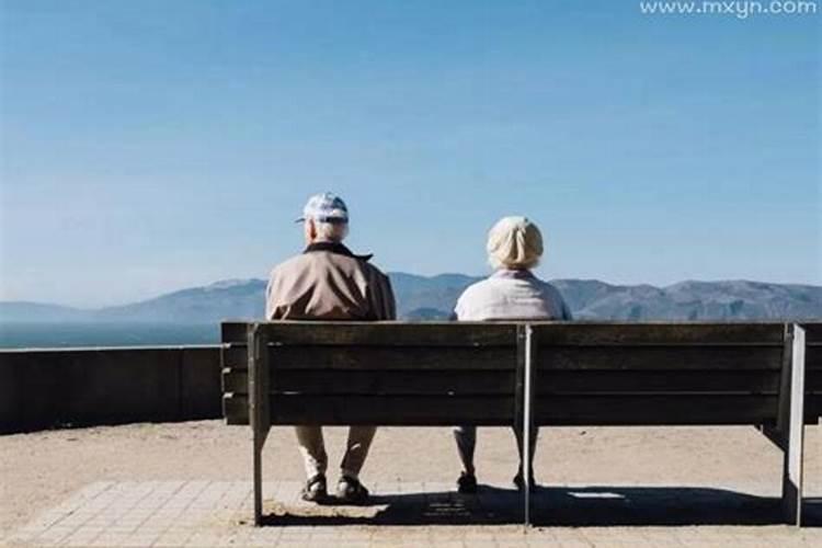 梦见老人更老了很多？