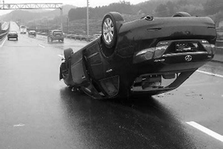 梦见朋友翻车了人没事