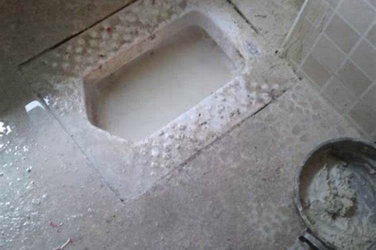 梦见家里卫生间堵了冒脏水