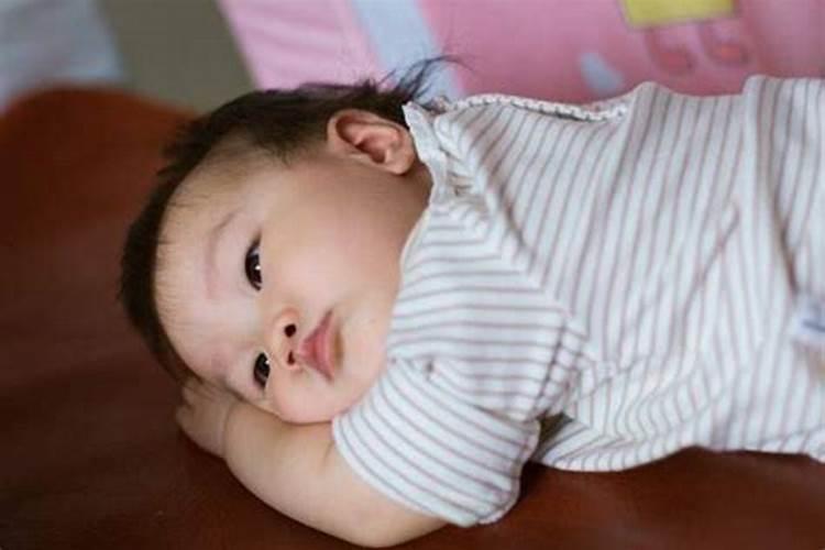 梦见抱着别人的婴儿哄睡