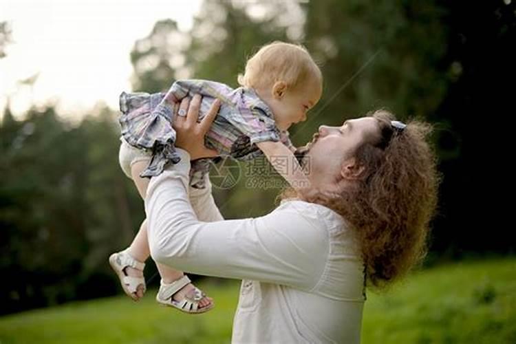 梦见抱着女婴在怀里