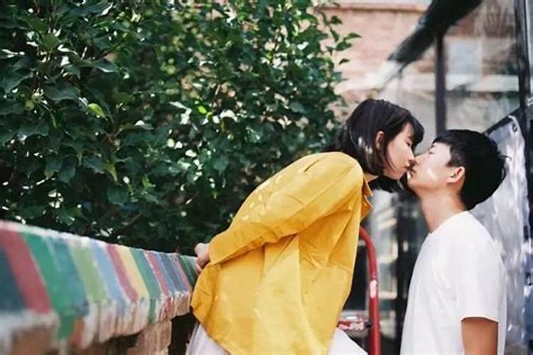 梦见女孩子主动亲了我一下