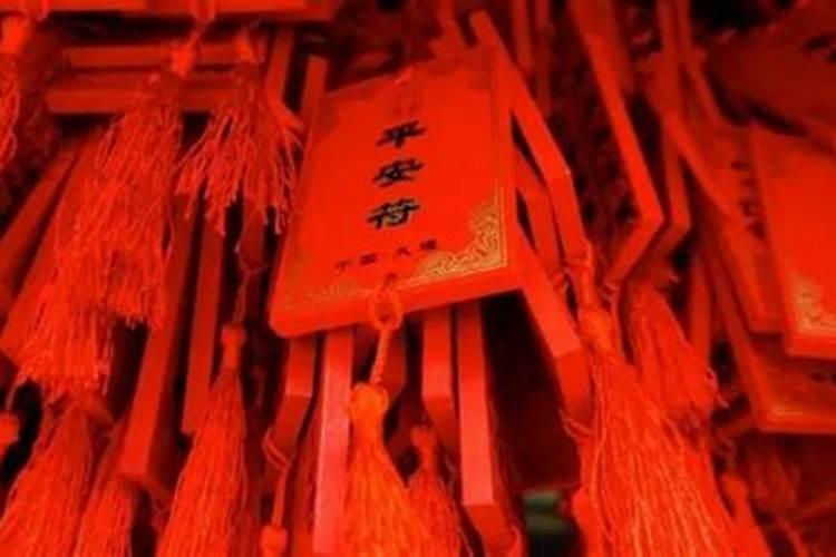 本命年三十晚上穿蓝衣服