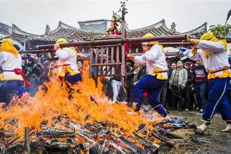 元宵节跳火坑习俗