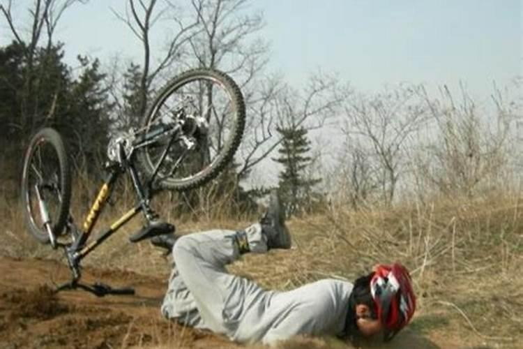 梦到骑自行车爬陡坡摔倒