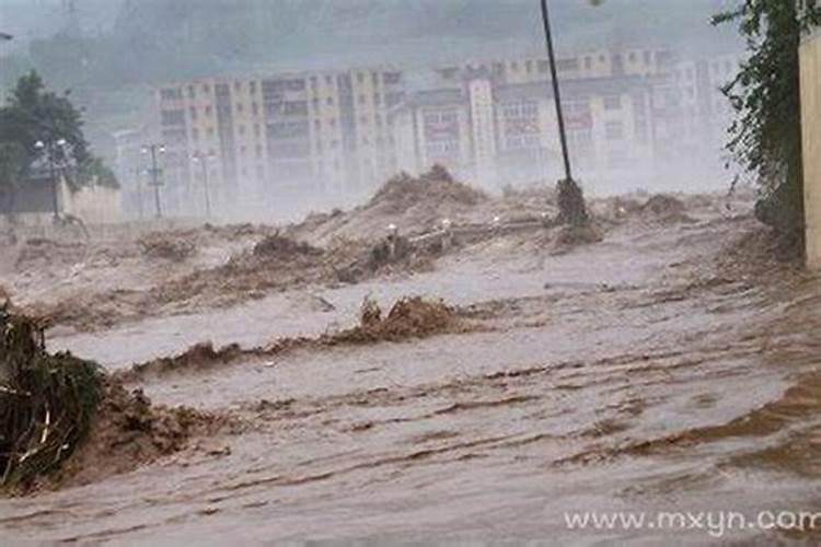 梦见发洪水逃命是什么意思解梦？