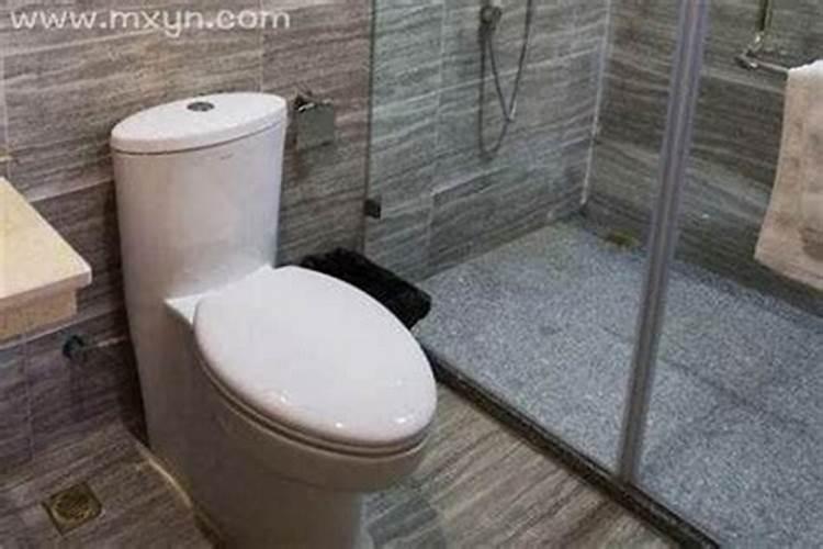 梦到自己洗厕所是什么意思？