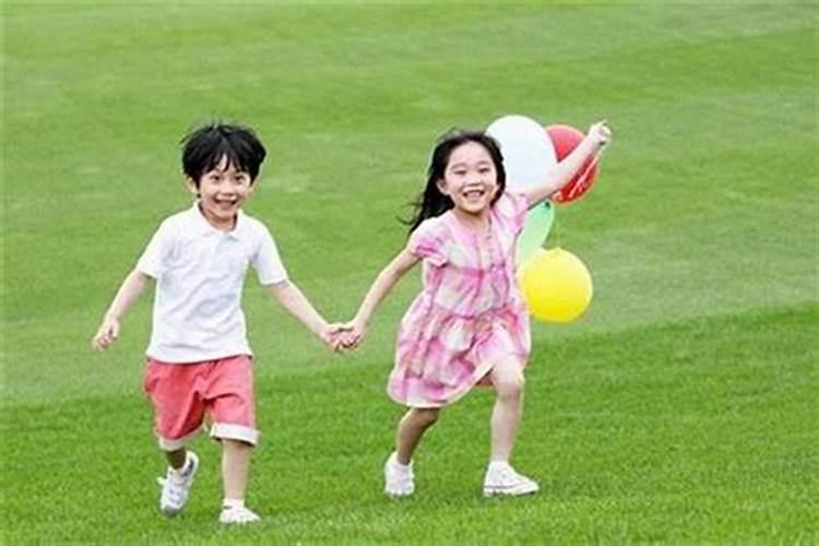 梦见很多人聚在一起玩？