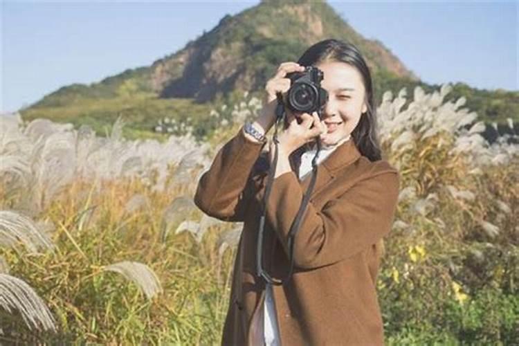 梦到已故的人对你笑