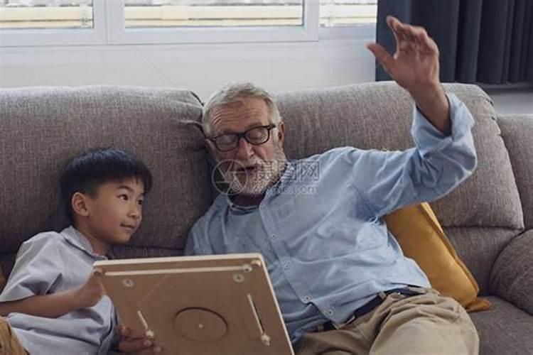 老人梦见儿子和孙子回来