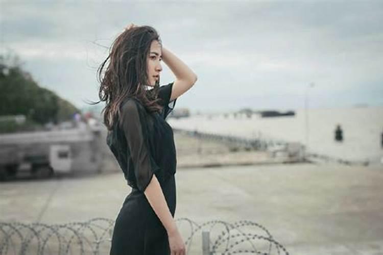 单身中年女人梦见陌生男人