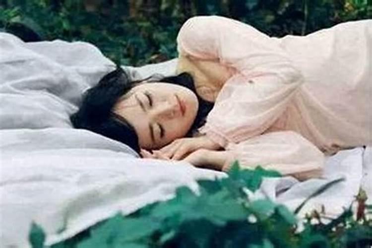 梦见女人主动靠近我