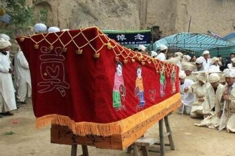 梦见棺材里装着死人是什么意思？