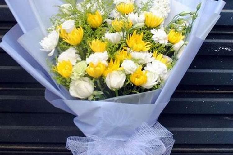 祭拜过世的人的鲜花