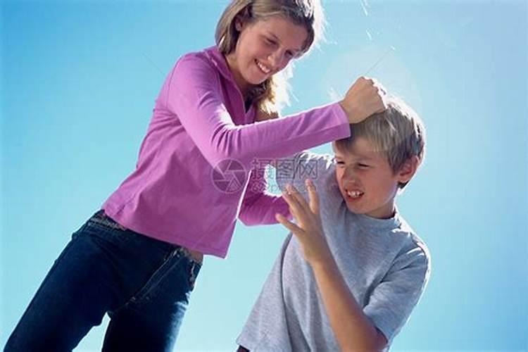 梦到亲弟弟和别人吵架