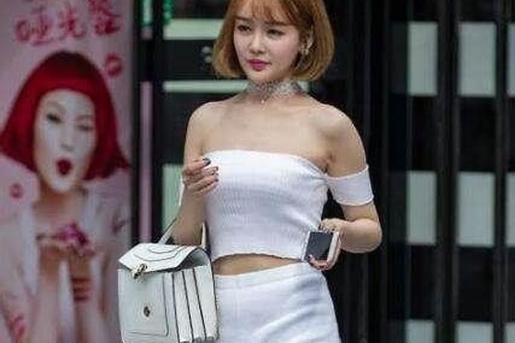 梦见很多美女穿的很少？