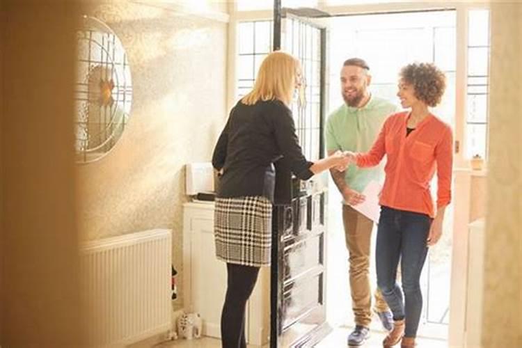 梦见家里闯进陌生人男人