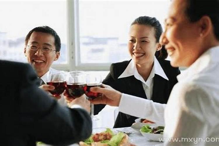 梦见单位同事和领导来我家吃饭