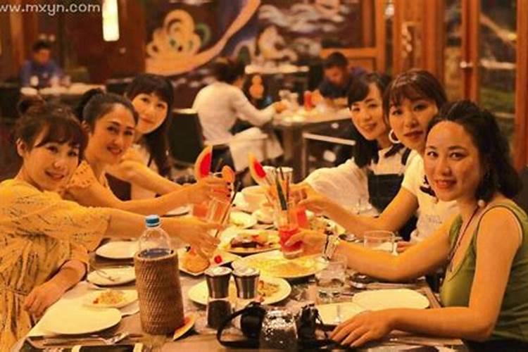 梦见好多桌人在吃饭？