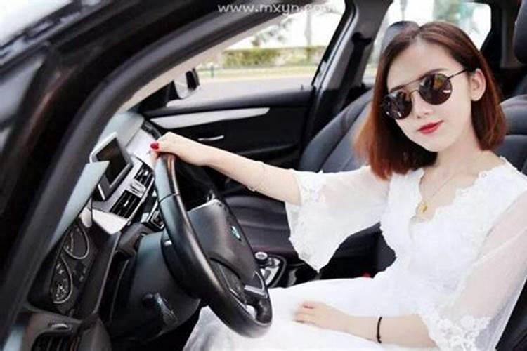 梦见车被撞坏是什么征兆女人？