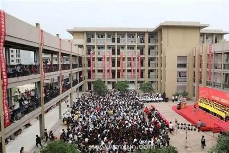 梦见很多学生在学校？