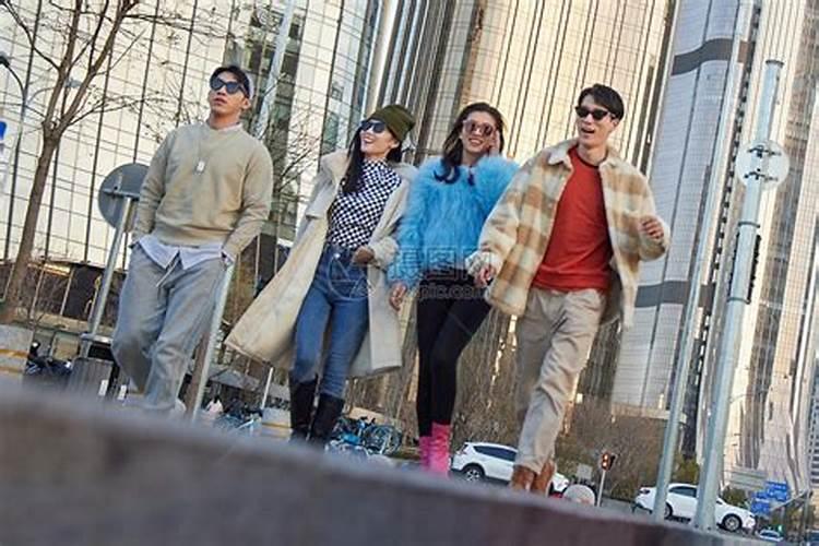 梦见很多老人在大街上？