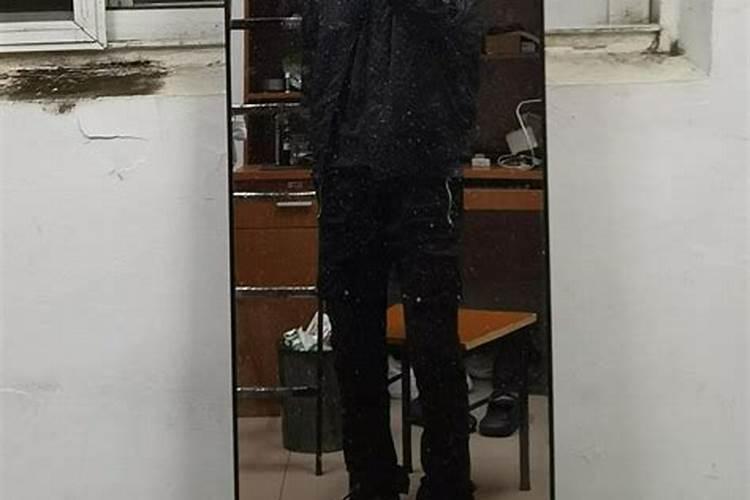 梦见朋友穿了一身黑衣服