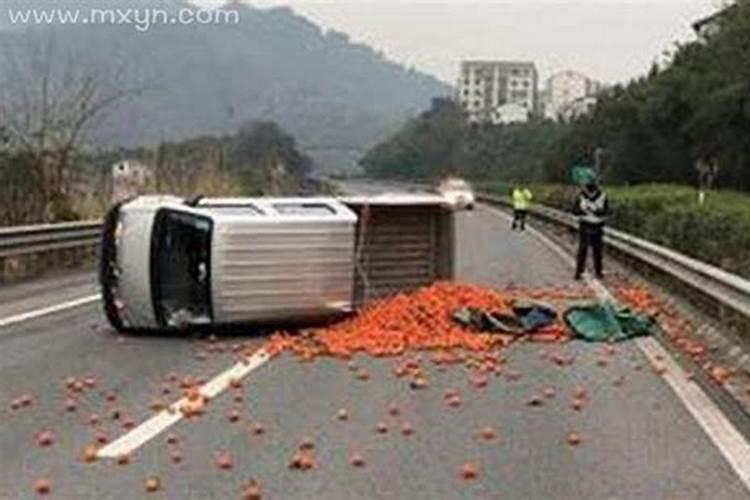 梦见货车翻了人没事了