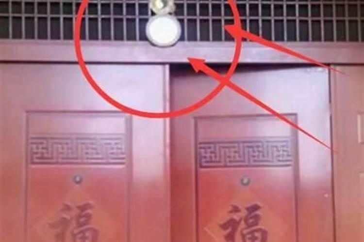 门口挂小人是什么意思？