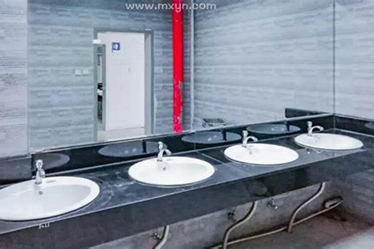 梦见厕所有人站着睡觉