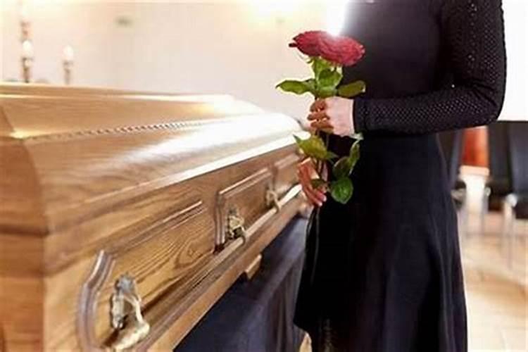 梦到别人死了被分尸