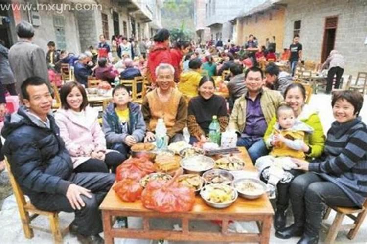 梦见亲戚一起吃饭饭食不够