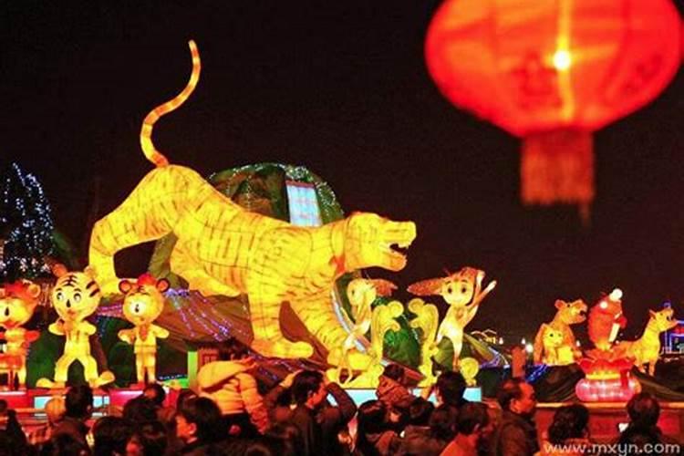 梦见很多人的场景很美？