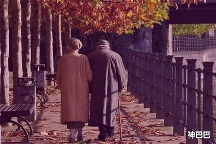 梦到家里老人死了办丧事什么意思？