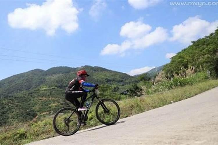 梦见骑车爬上高坡很顺利