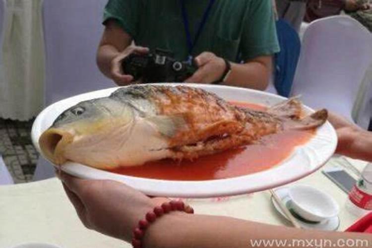 梦见吃鱼肉是什么预兆？