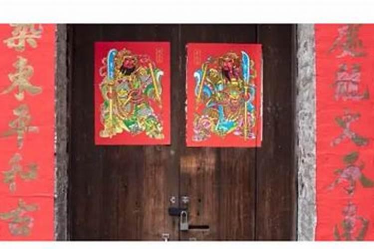 门上的小人怎么贴？