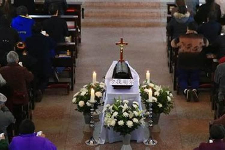 为我们已故的亲人在祈祷