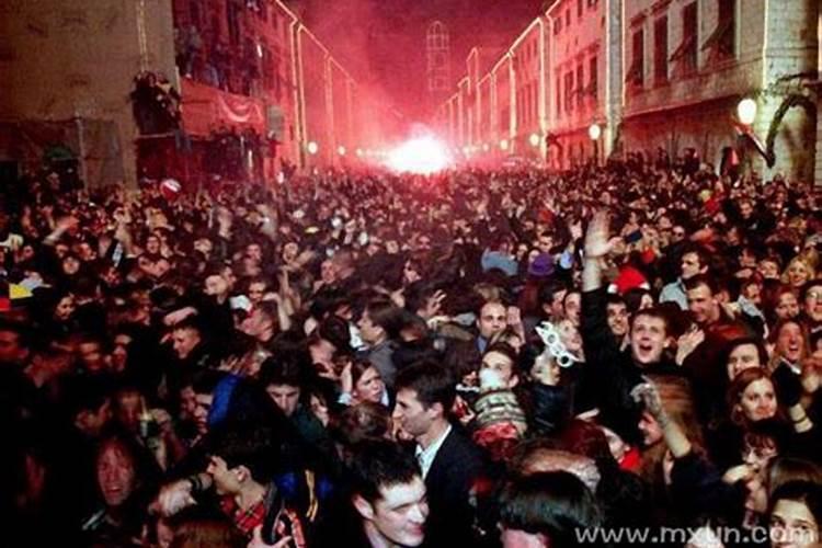 梦见很多人聚在一起看表演？