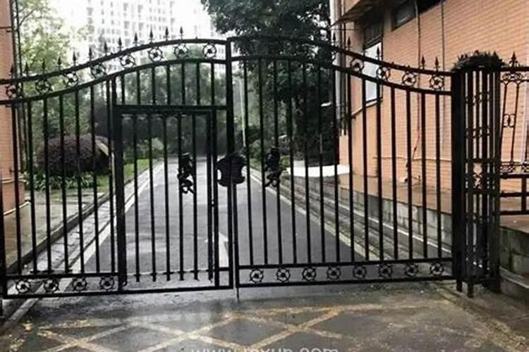 梦见进学校大门开着