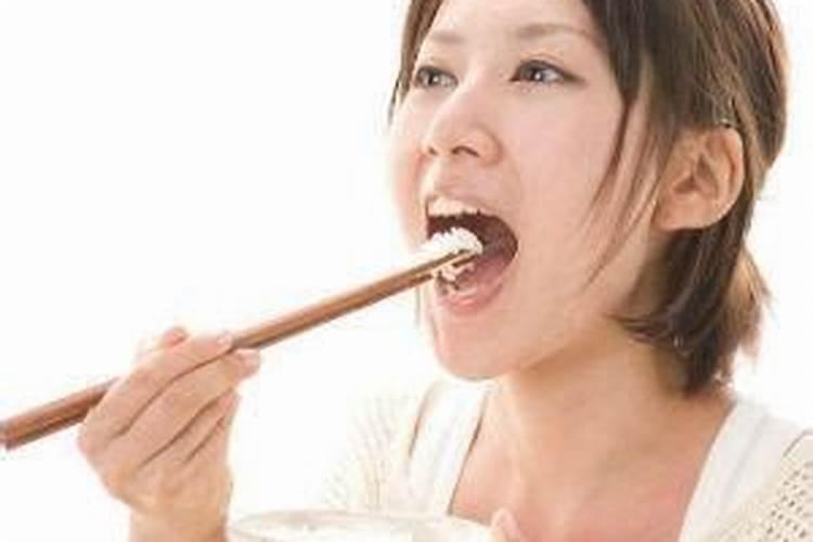 梦见吃饭是什么征兆女人？