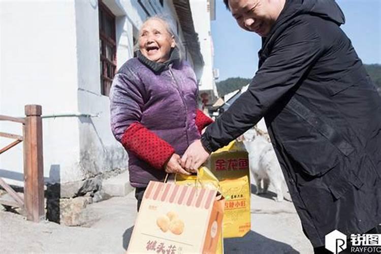 梦见和村里人一起回老家