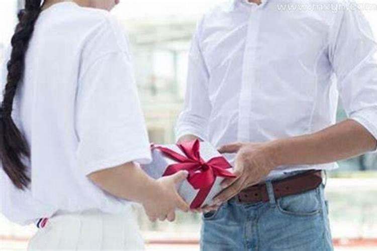 梦见高中喜欢的男生和他女朋友