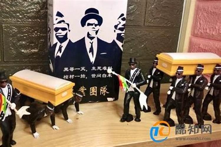 梦见别人抬棺材走是什么意思？