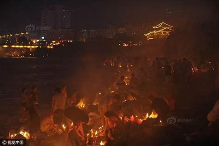 中元节江边烧纸