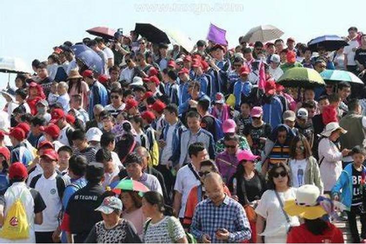 梦到很多人是什么意思？