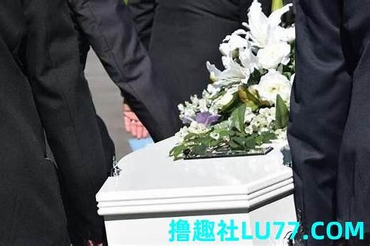 梦见和死人在一起谈笑