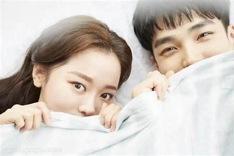 梦见和同学亲嘴是什么意思啊？